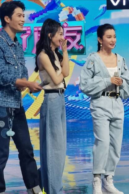 设计|47岁李冰冰真敢穿，直接套件“卫生巾”背心，同框赵丽颖耍时髦