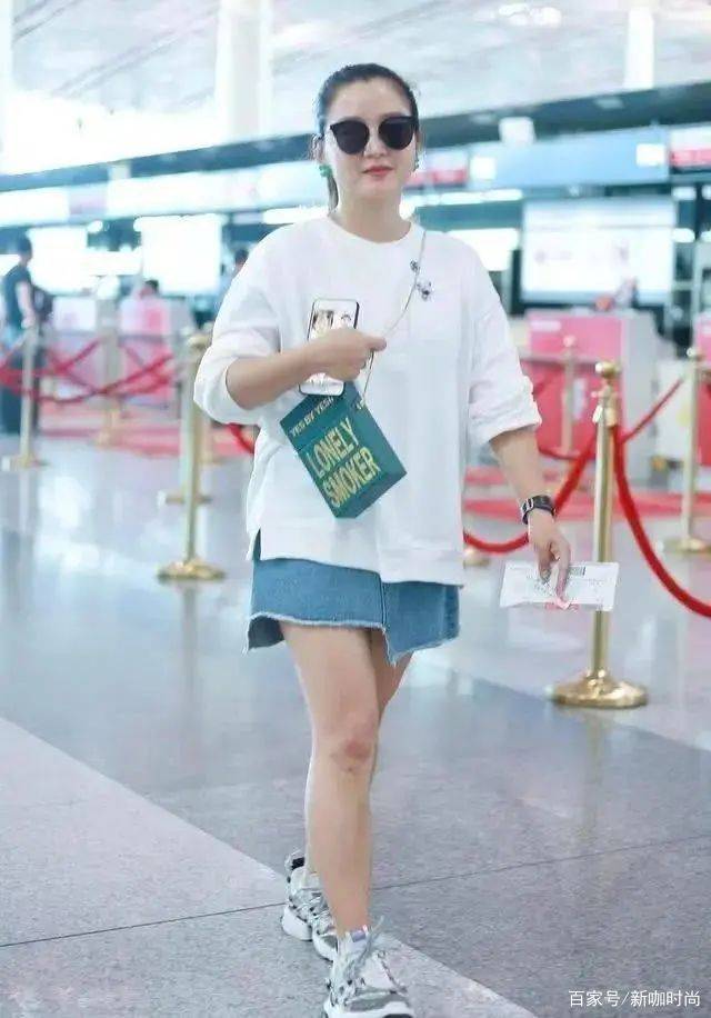 显得|何洁又穿错了，宽大白T搭牛仔短裙，短粗腿暴露无遗