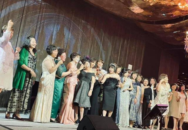 大寿|林心如妈妈70大寿真有排场！穿深V裙变名媛，霍建华献唱表孝心