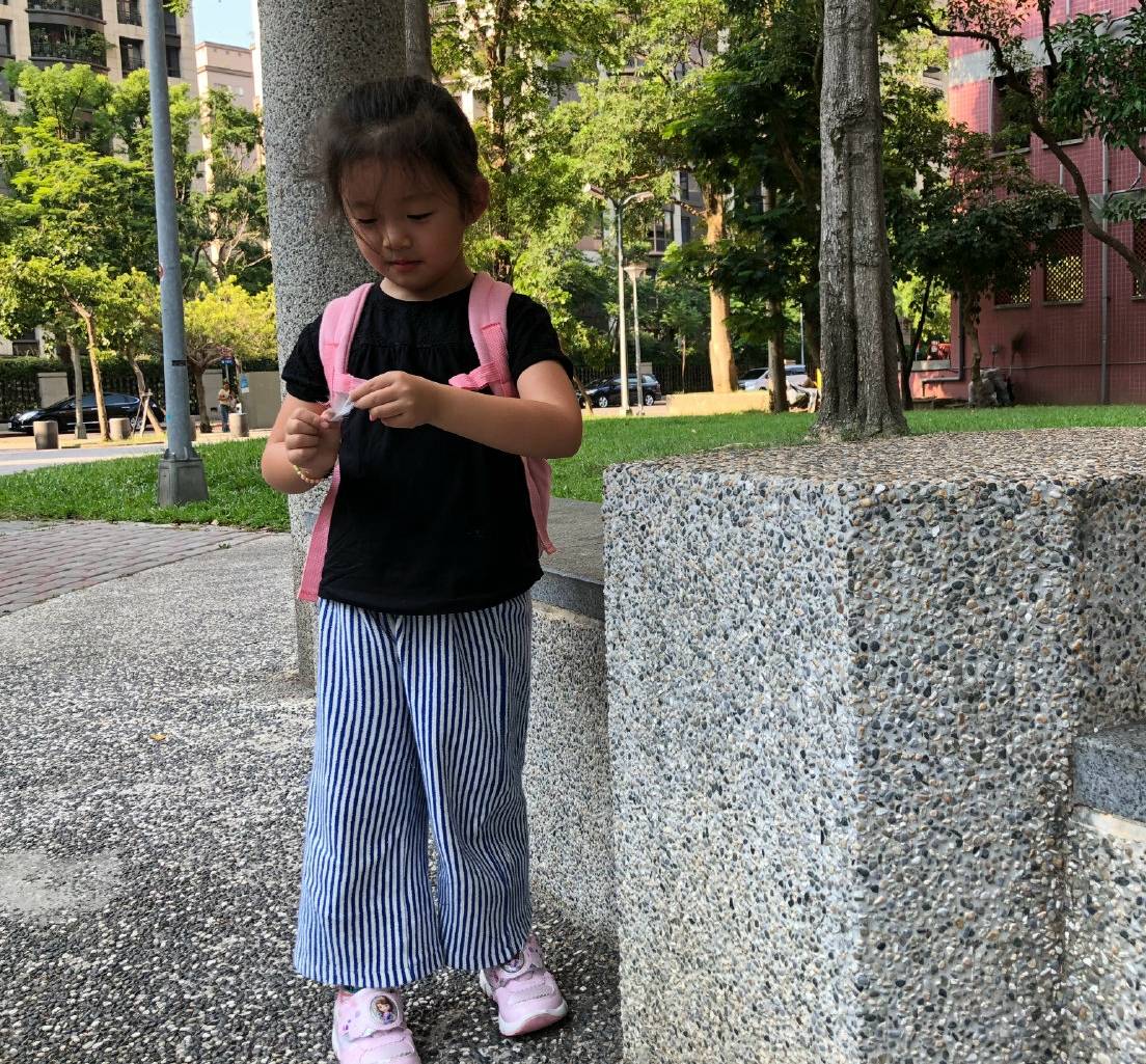 卫衣当|汪小菲不再独宠女儿！带儿子出门卫衣当围巾戴，4岁儿子太像大S