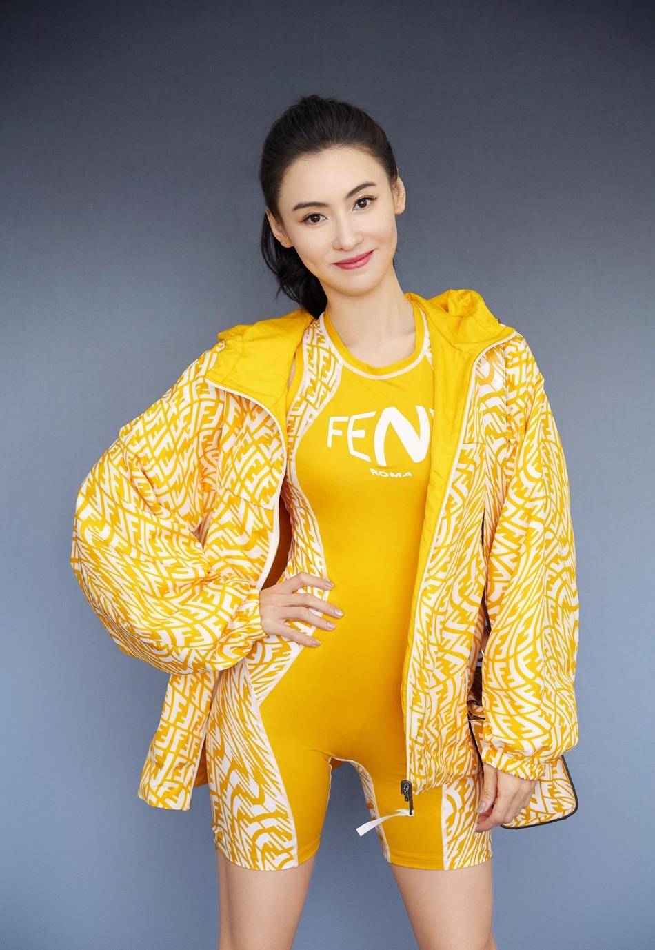 曲线美|张柏芝真是人间尤物,穿“鹅黄”色紧身运动衣,凹凸曲线美似少女