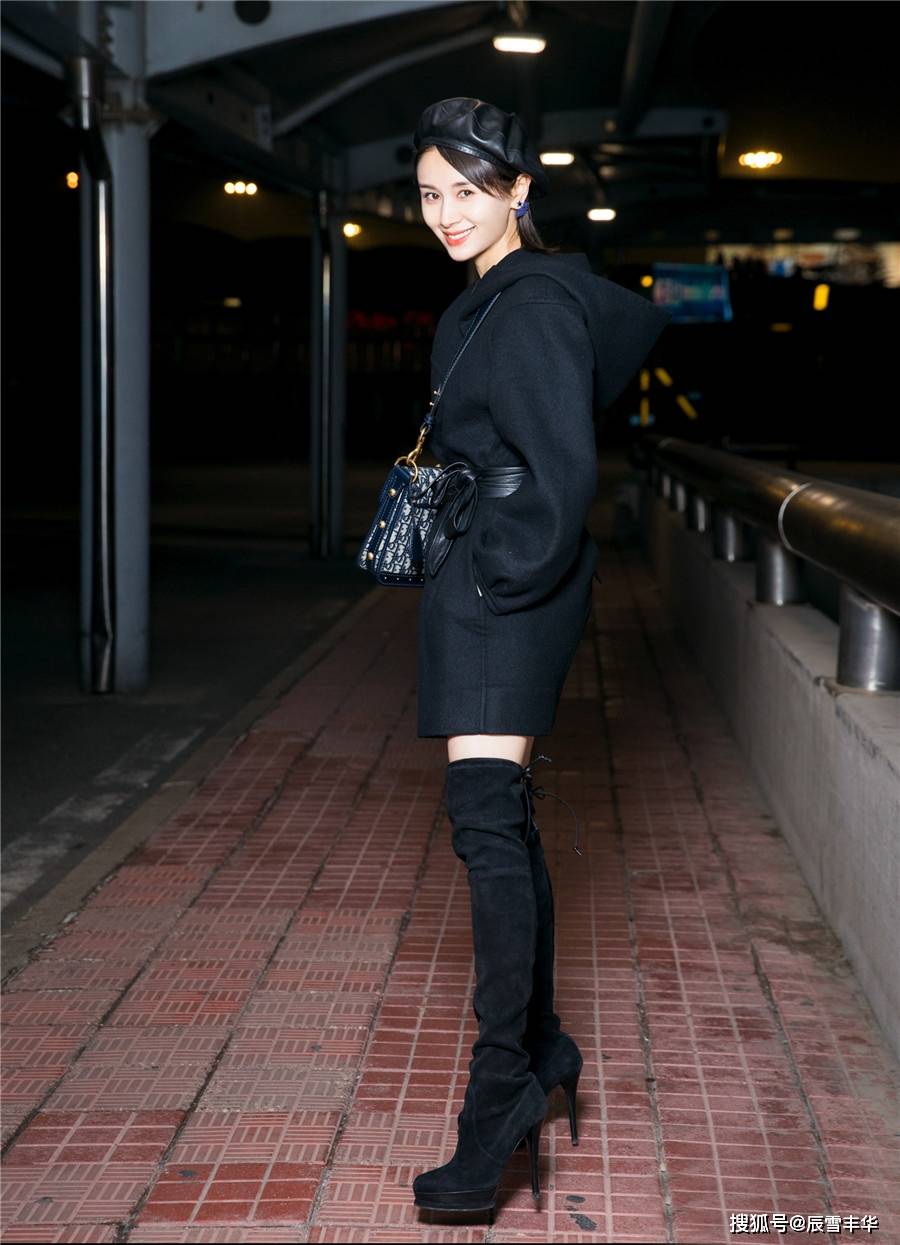 黑色|学王子文穿一身黑色，T恤配“薄纱”印花裙，全黑造型一点不沉闷