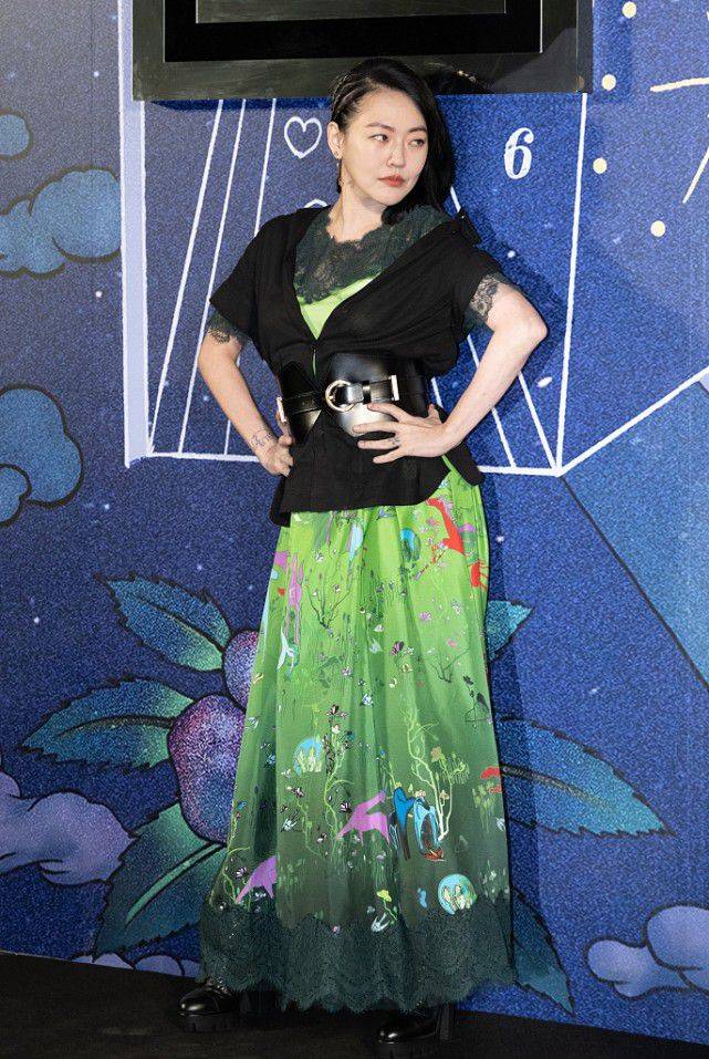 显得|小S的时尚一般人难接受,蘑菇头配粉裙,看着有点装嫩,但不违和