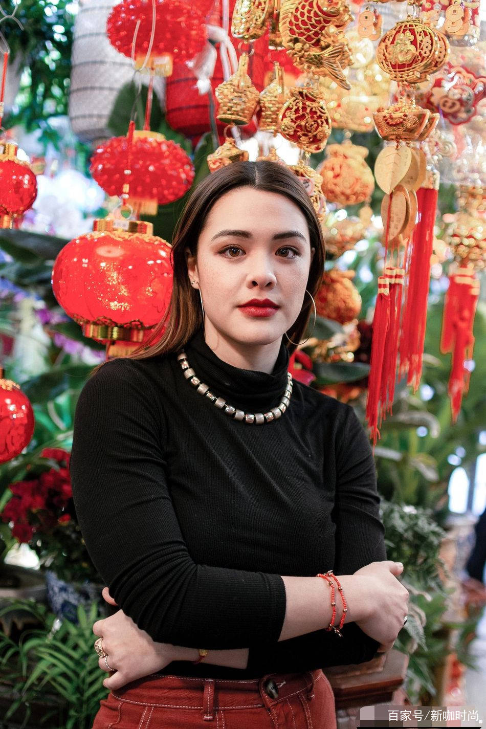 身材|被钟丽缇20岁大女儿美到了！混血脸国风背景，身材丰腴不输妈妈