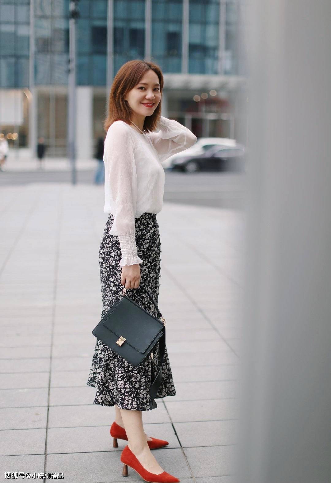 爱美|人之中年却撑不起气质感，五官的平淡穿什么都显廉价，这三招助你