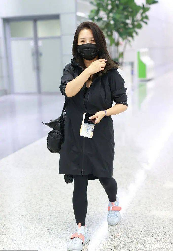 何洁|何洁终于穿对一次，中长款风衣搭紧身裤，拼色鞋子成关键