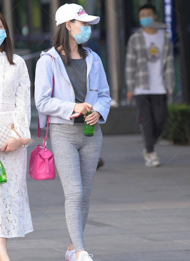 女孩子|白色短款上衣搭配灰色紧身打底裤，良好的修饰效果，很显高挑苗条