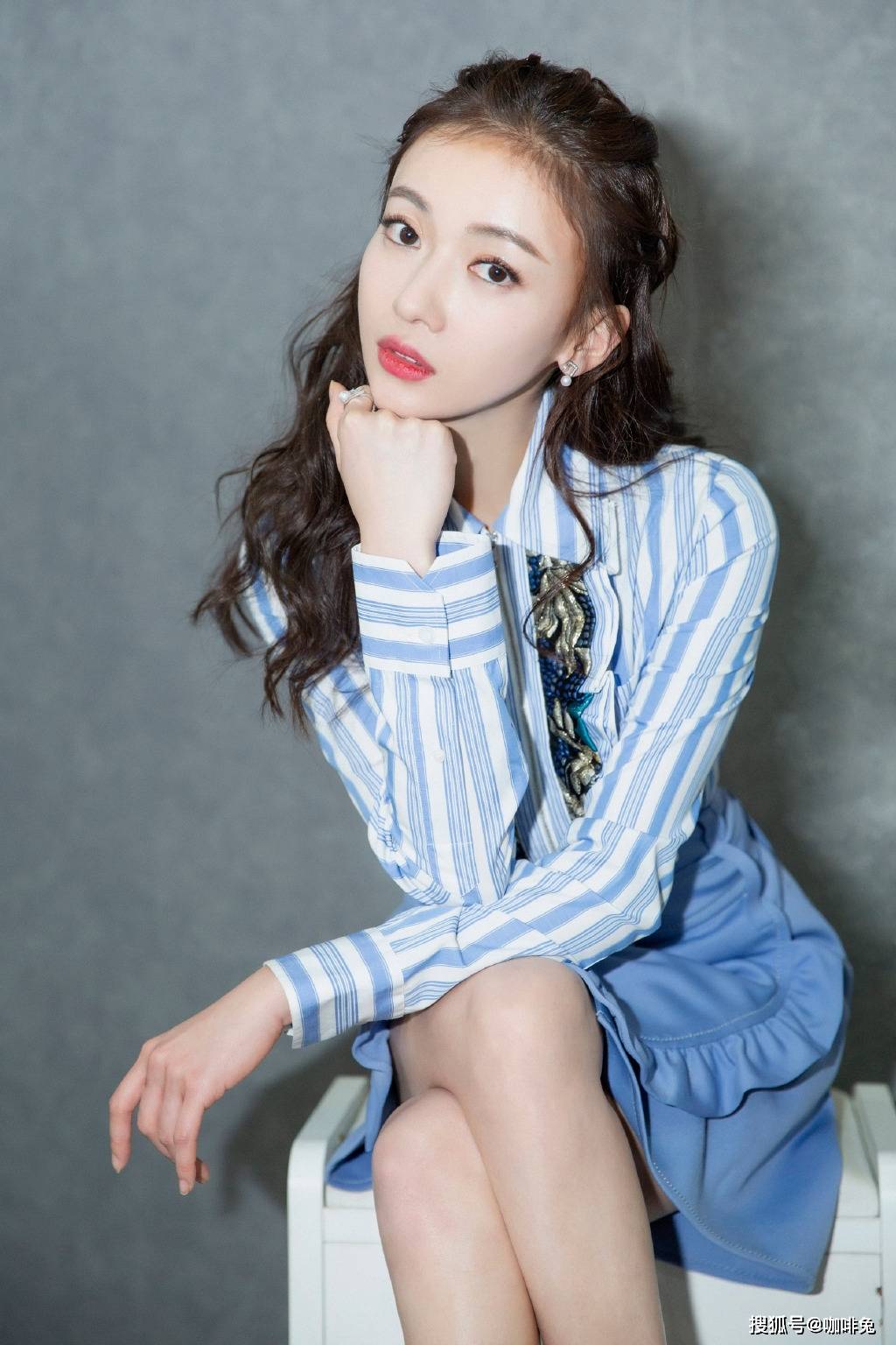 侵权|纸片人吴谨言,这也太瘦了吧,v领毛衣穿成溜肩毛衣要掉了吧