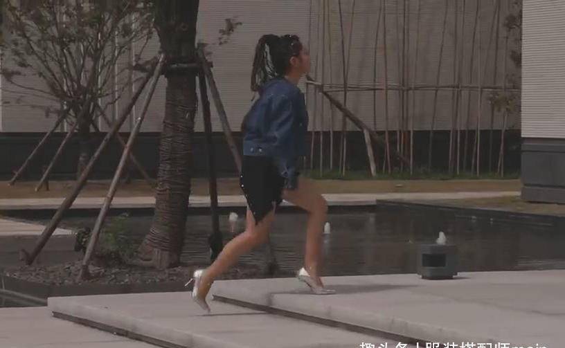 女王|何洁的时尚好难懂，为显高穿短裙却显真实腿型，全靠女王气场硬撑