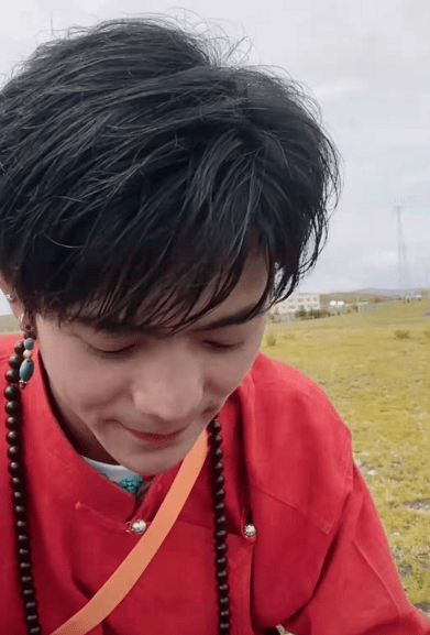 民族|丁真骑白马上街超有排面!穿藏袍举国旗意气风发,笑容好有感染力