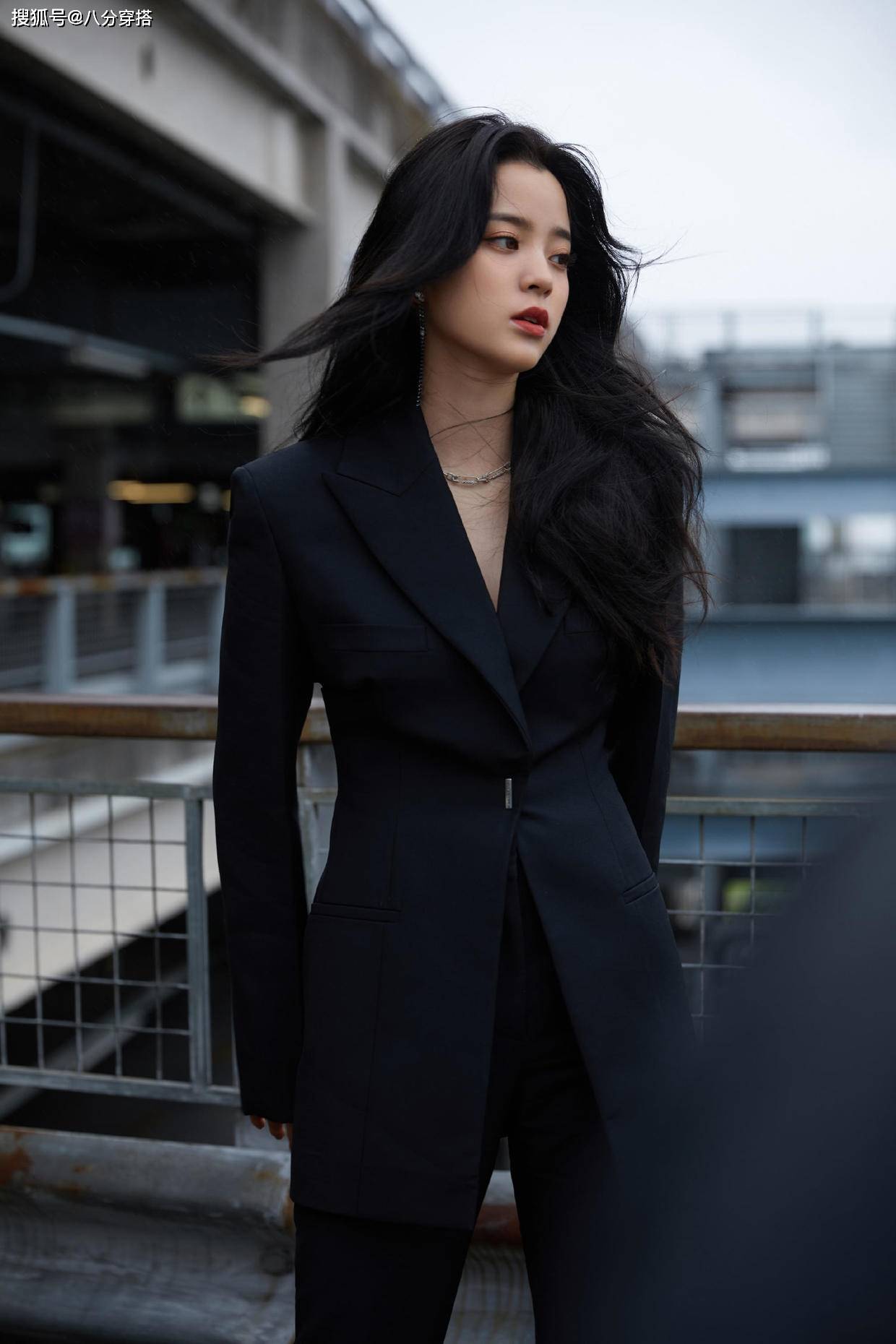 美眉|欧阳娜娜与妈妈同穿黑裙比美，一个娇俏一个稳重，养眼又时髦