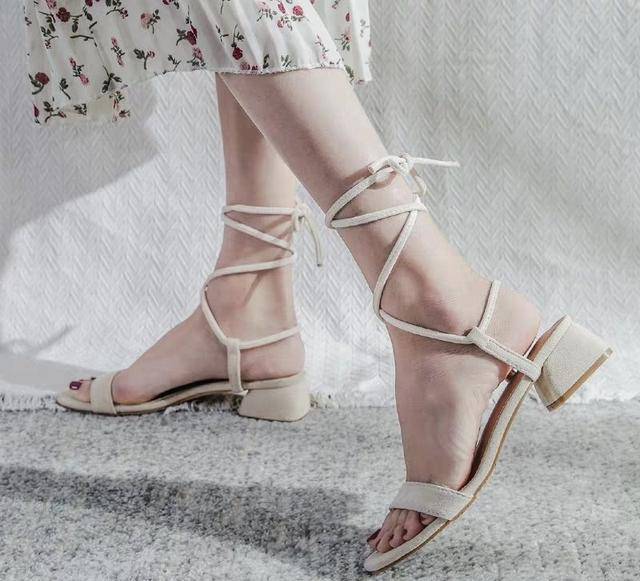 都能|穿上这身搭配后都能尽显时尚优雅气息