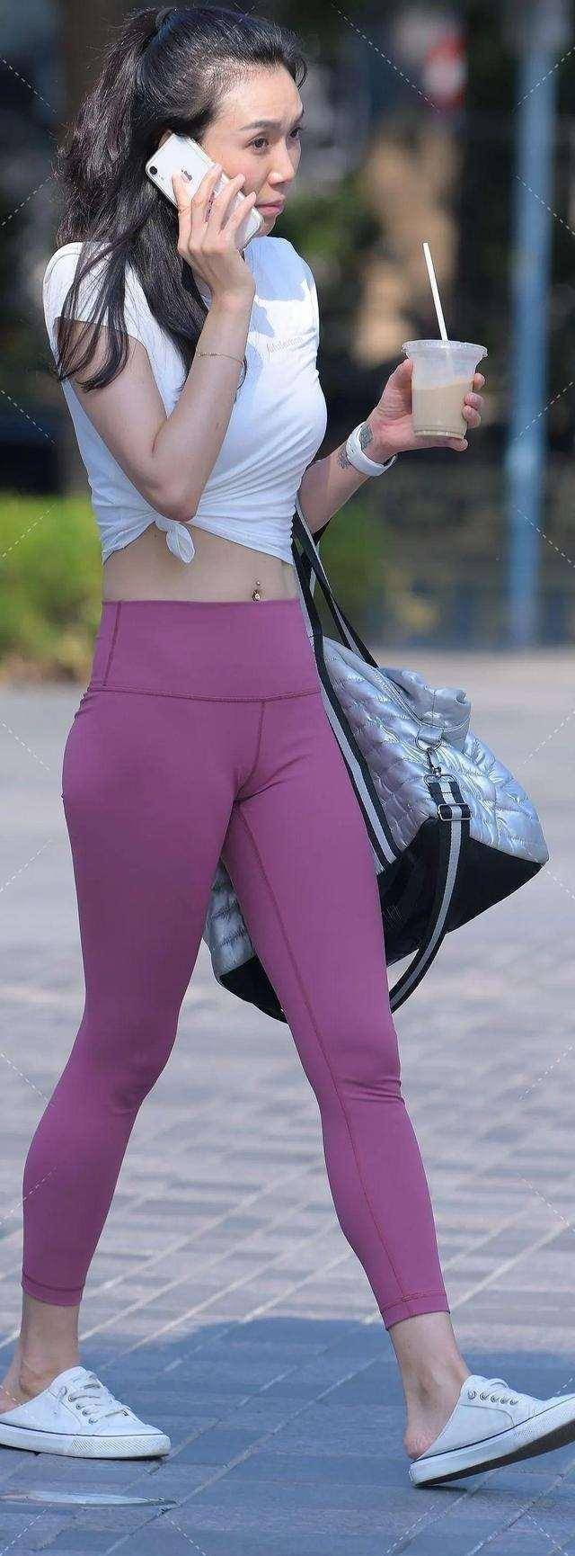 高跟鞋|白色紧身打底裤搭配打底裤，日常却新鲜，适合多个各个年龄阶段