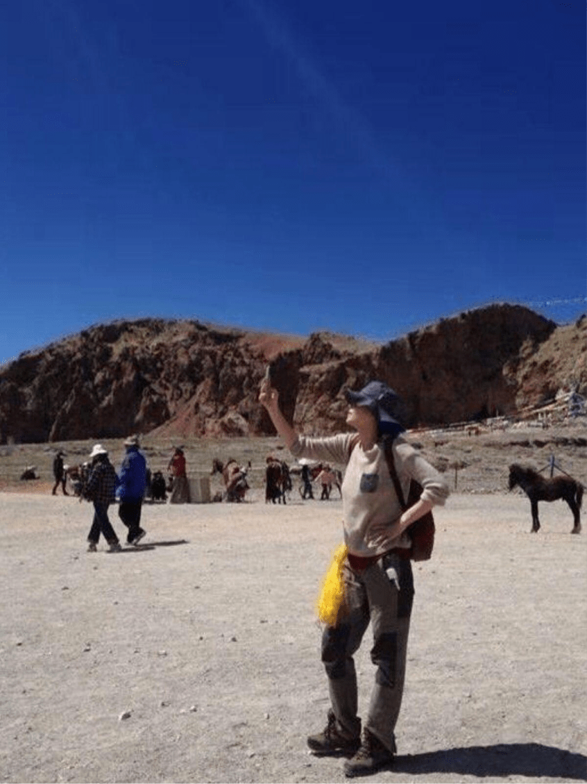 头巾|王菲不愧是潇洒天后，穿补丁裤一身朴素打扮去旅游，包头巾好个性