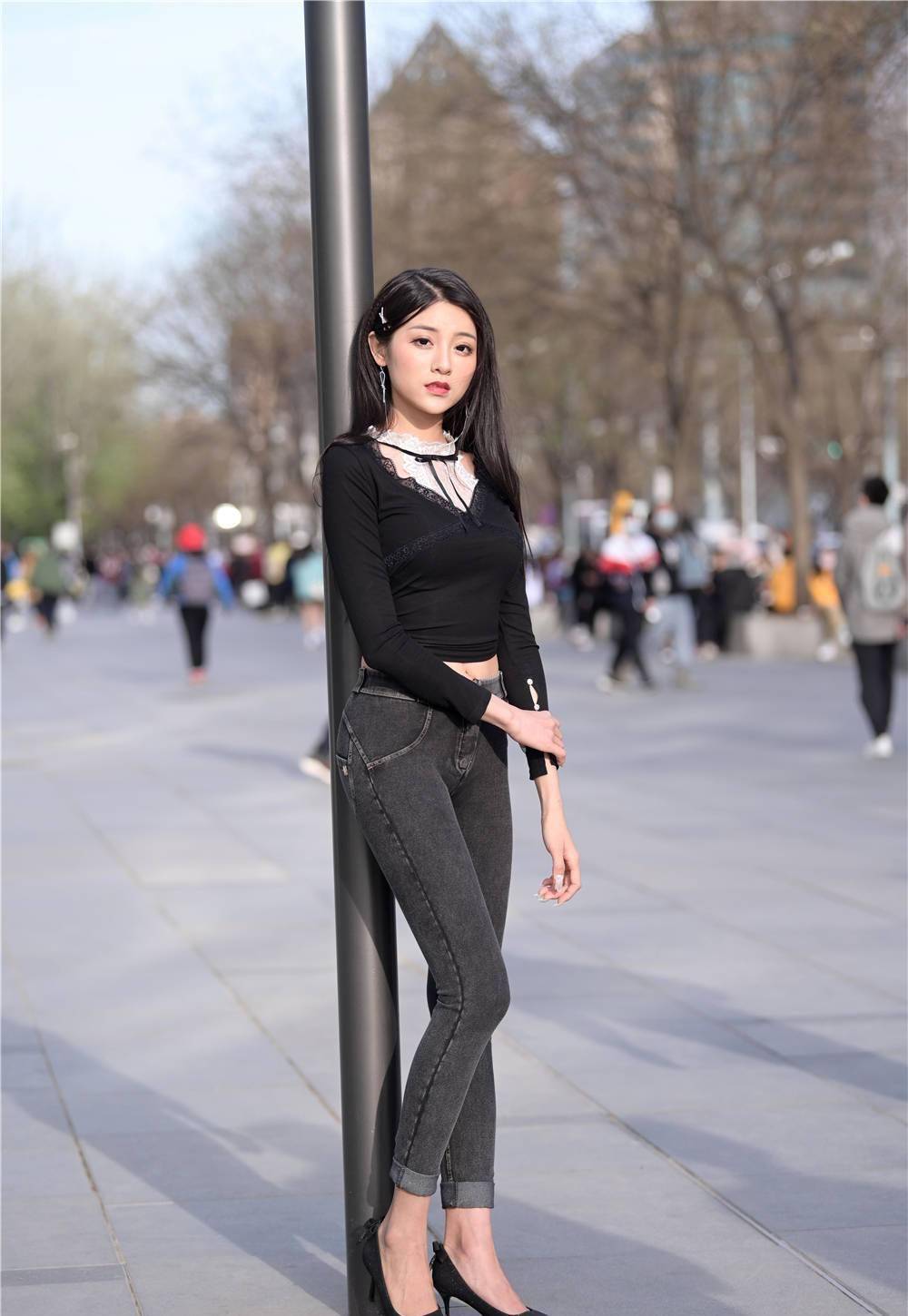 季节|好看的紧身牛仔裤，在这个季节穿着刚刚好，搭配什么鞋子更好看？