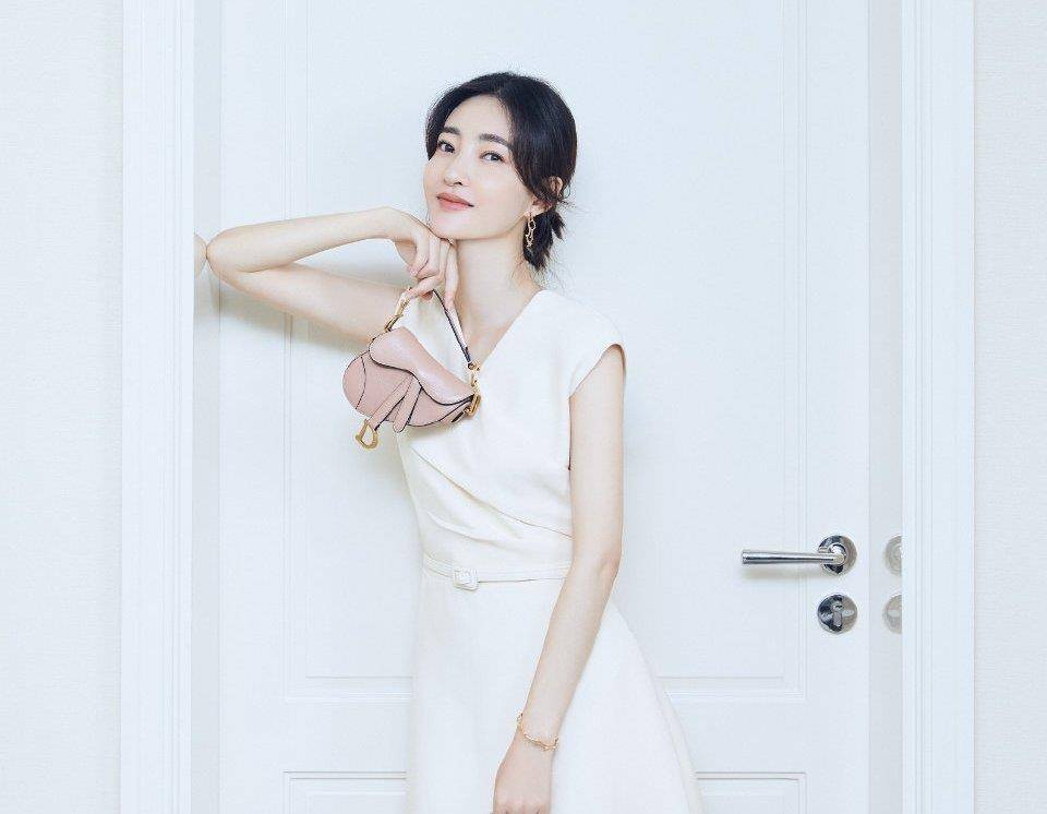 活动|王丽坤品牌活动生图美上热搜,一袭小白裙清新文艺,燕子包太抢镜