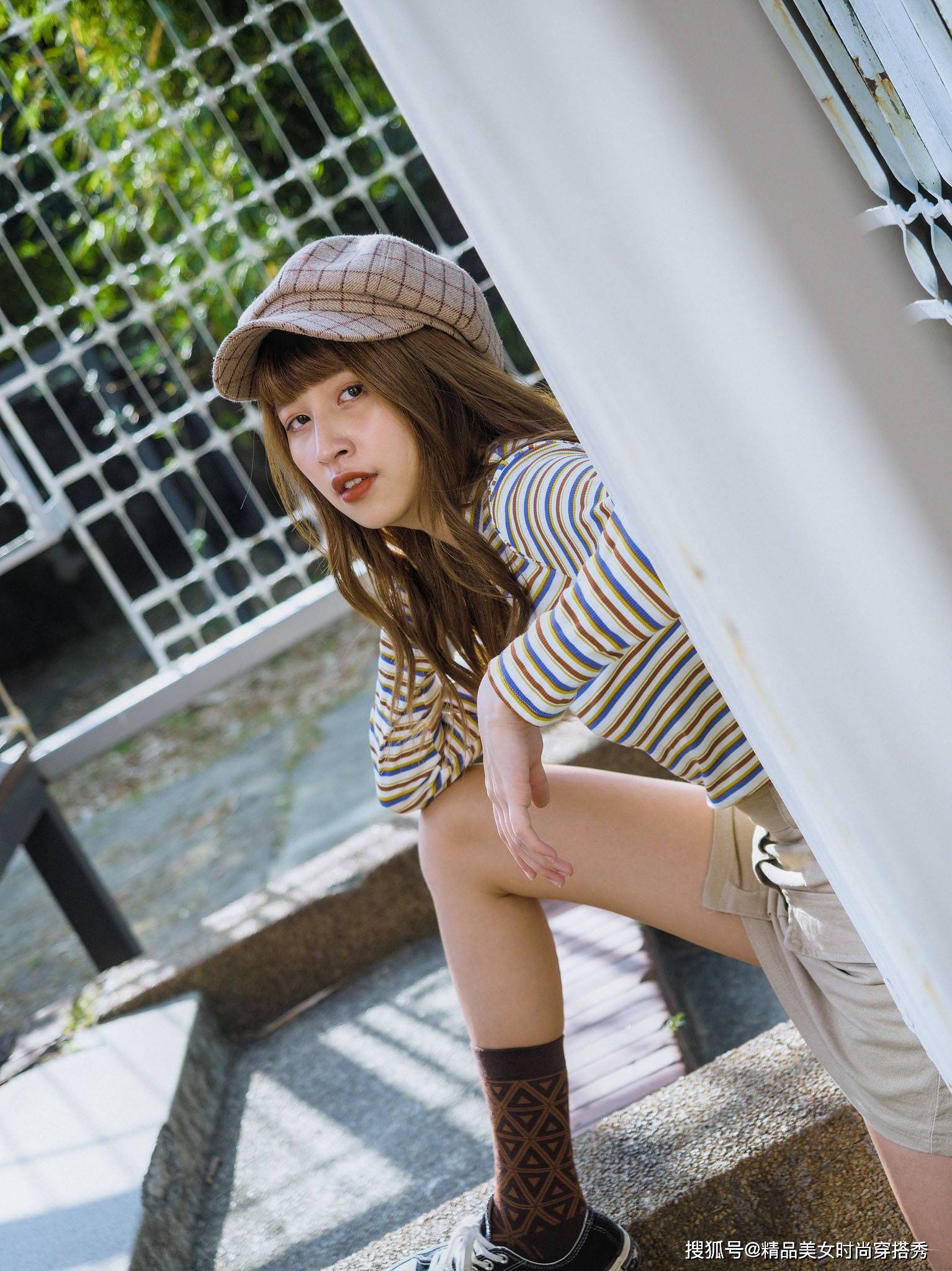 展现大|小个子女生夏天穿“条纹衫”，搭配高装袜，休闲又潮范十足