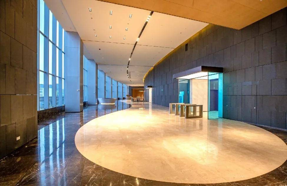 首层入口大堂整体 长度约100米,净高挑空约8米,面积约480㎡.