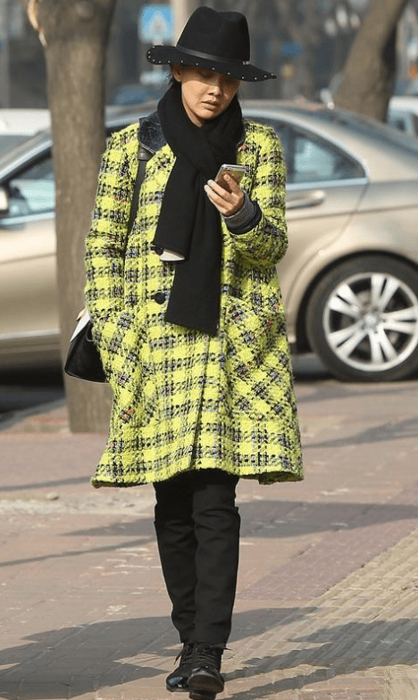 牛莉|牛莉造型崩了?礼帽配围巾像上海滩女主角,大衣颜色却意外显廉价