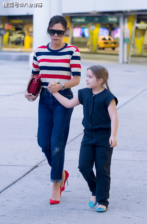 显得|维多利亚气质真好，条纹T恤配牛仔裤简约随性，大长腿实力抢镜