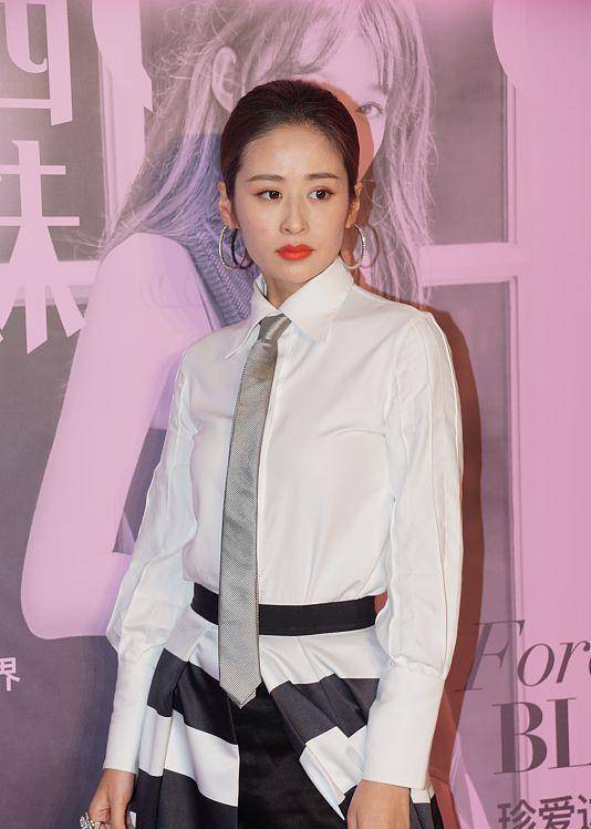 设计|颖儿身材真是恰到好处，穿V领礼服肋骨明显，曲线越瘦气场越犀利