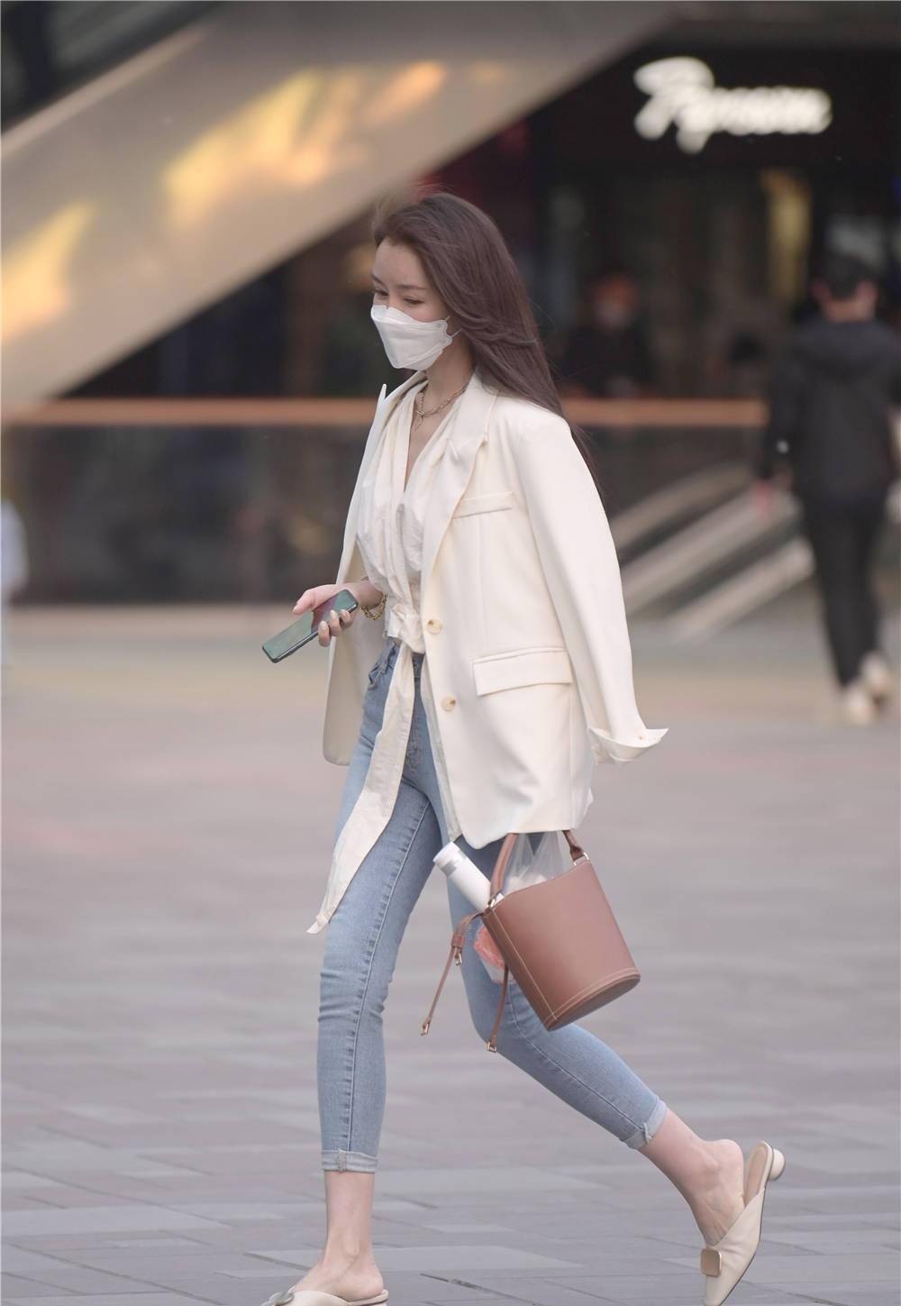 季节|好看的紧身牛仔裤，在这个季节穿着刚刚好，搭配什么鞋子更好看？