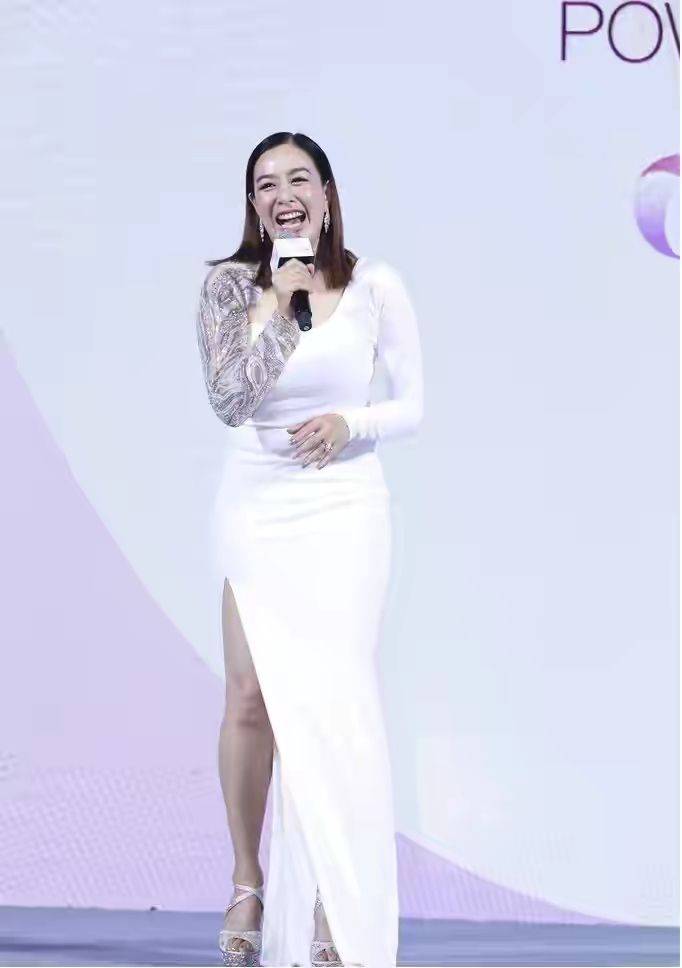 感觉|钟丽缇把自己打扮的太油腻，美颜也掩盖不了沧桑，脸都松垮了!