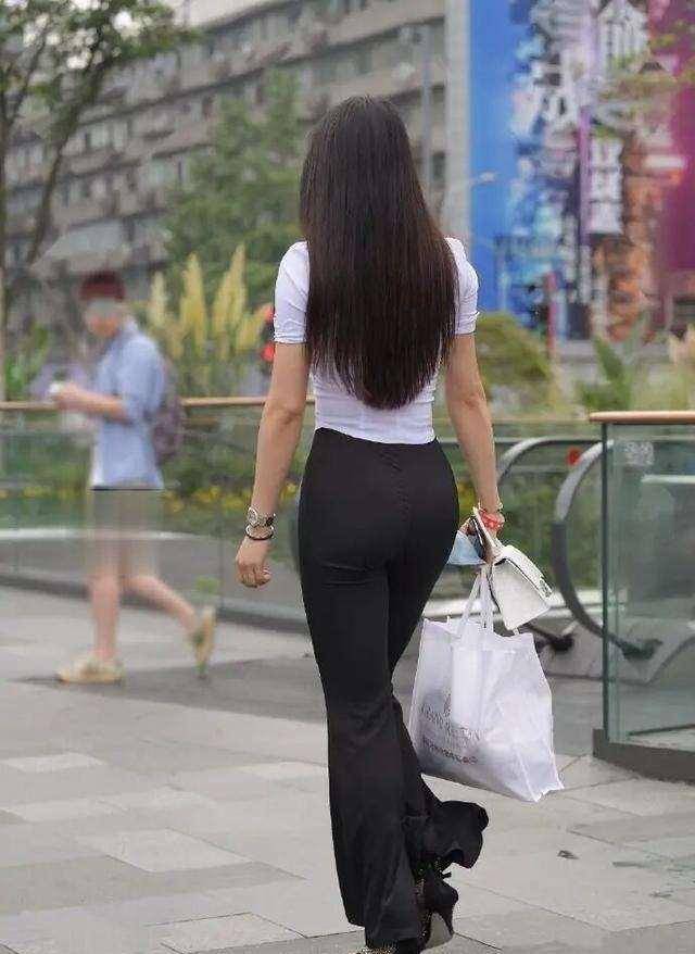 女孩子|白色短款上衣搭配灰色紧身打底裤，良好的修饰效果，很显高挑苗条