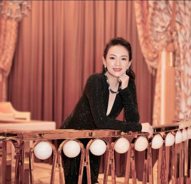 黑色|章子怡穿白色服装真好看，海边照相披印花丝巾，回眸一笑美艳动人