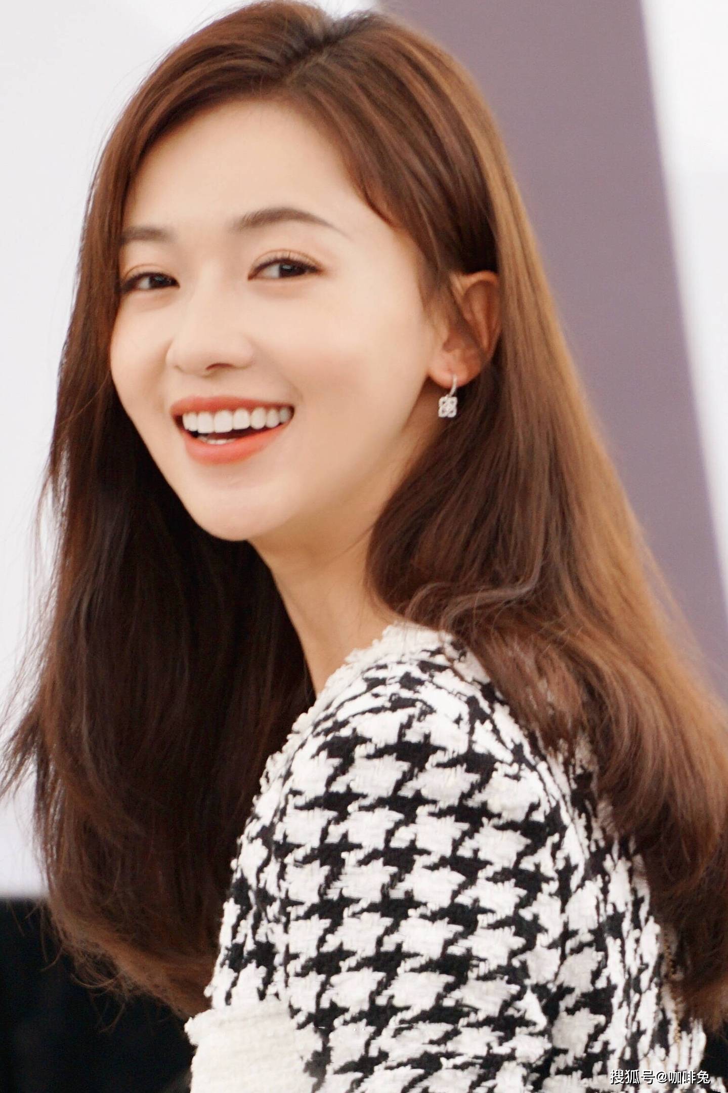 侵权|纸片人吴谨言,这也太瘦了吧,v领毛衣穿成溜肩毛衣要掉了吧