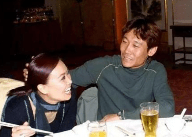 那英的沉浮往事,和她背后的4个男人?_那辛