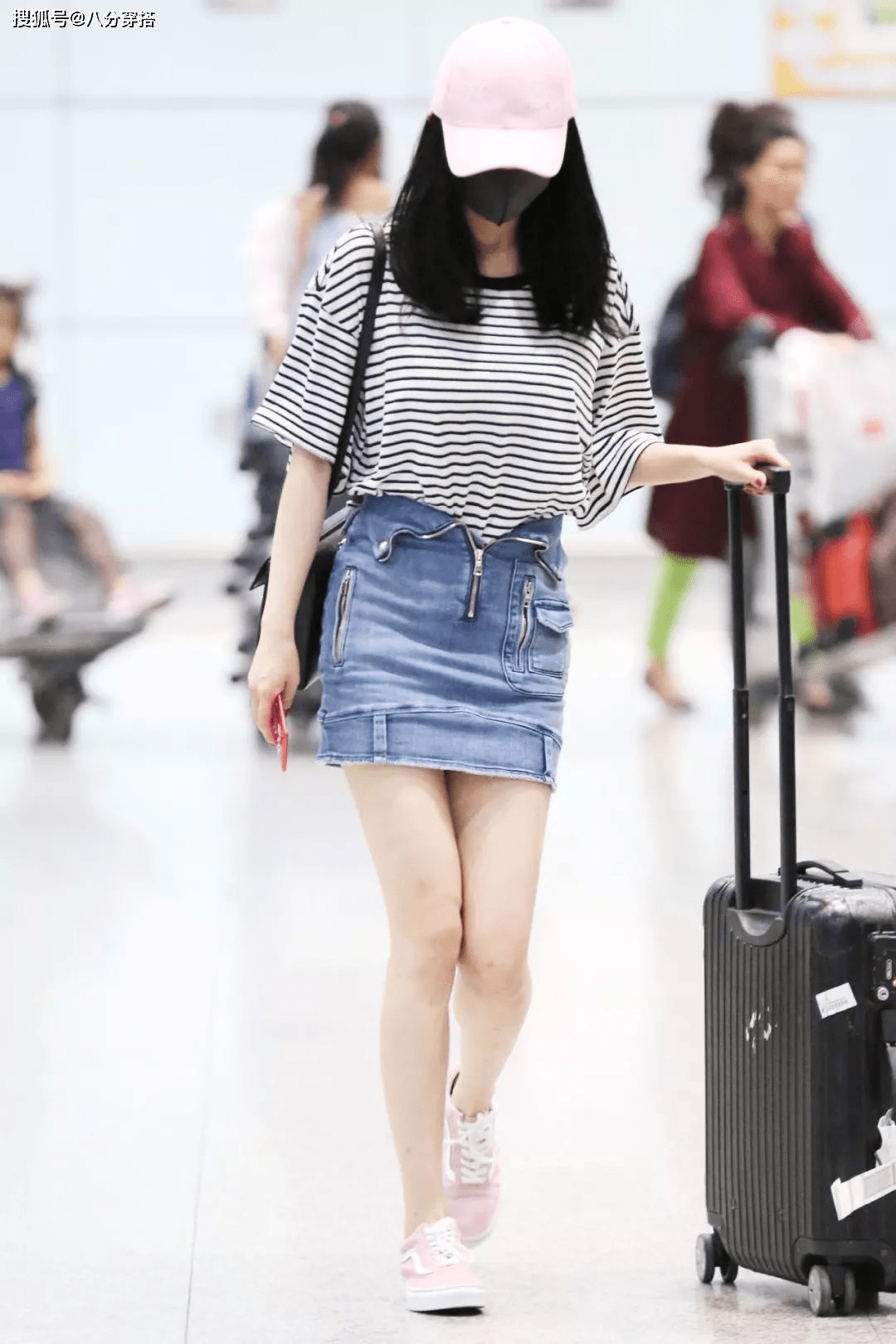 显得|维多利亚气质真好，条纹T恤配牛仔裤简约随性，大长腿实力抢镜