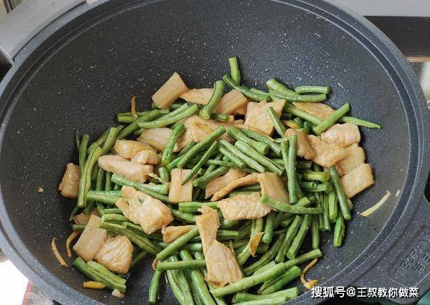 如何炒豆角好吃又简单的做法窍门 92ccfa374e2d4e19bbf7687856bcb06b.jpeg