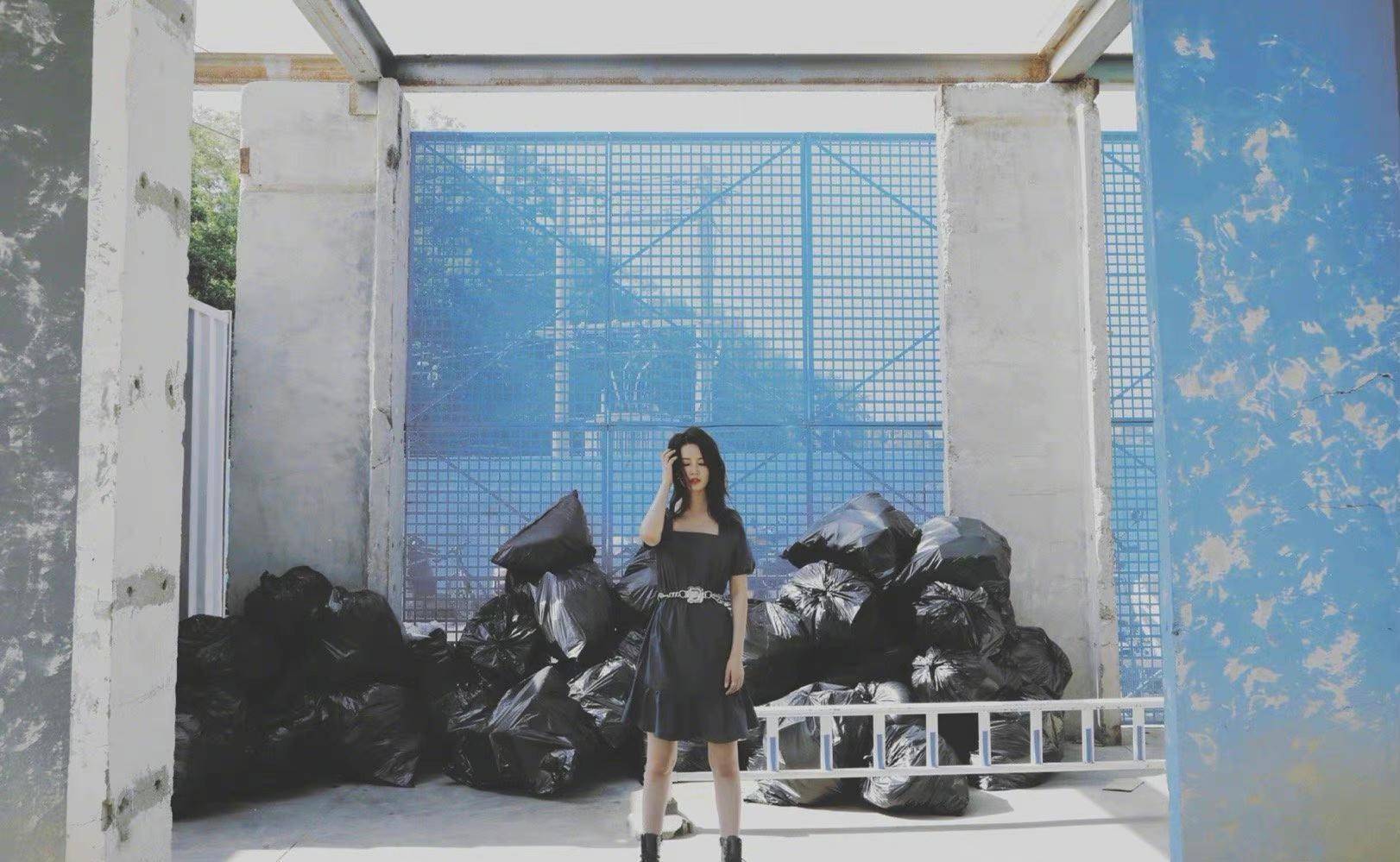 轮廓|李沁垃圾堆旁拍写真，黑色连衣裙轮廓精致，穿出女团风