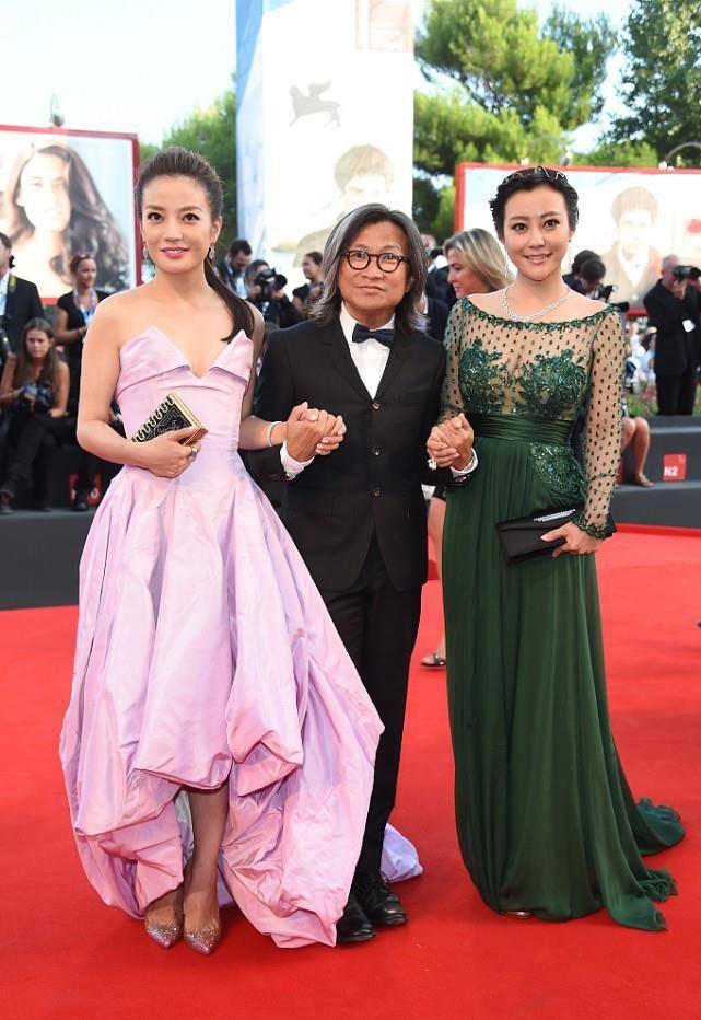 颜色|郝蕾的身材挺有内容，穿着紧身的网纱裙就要包不住了，越看越精彩