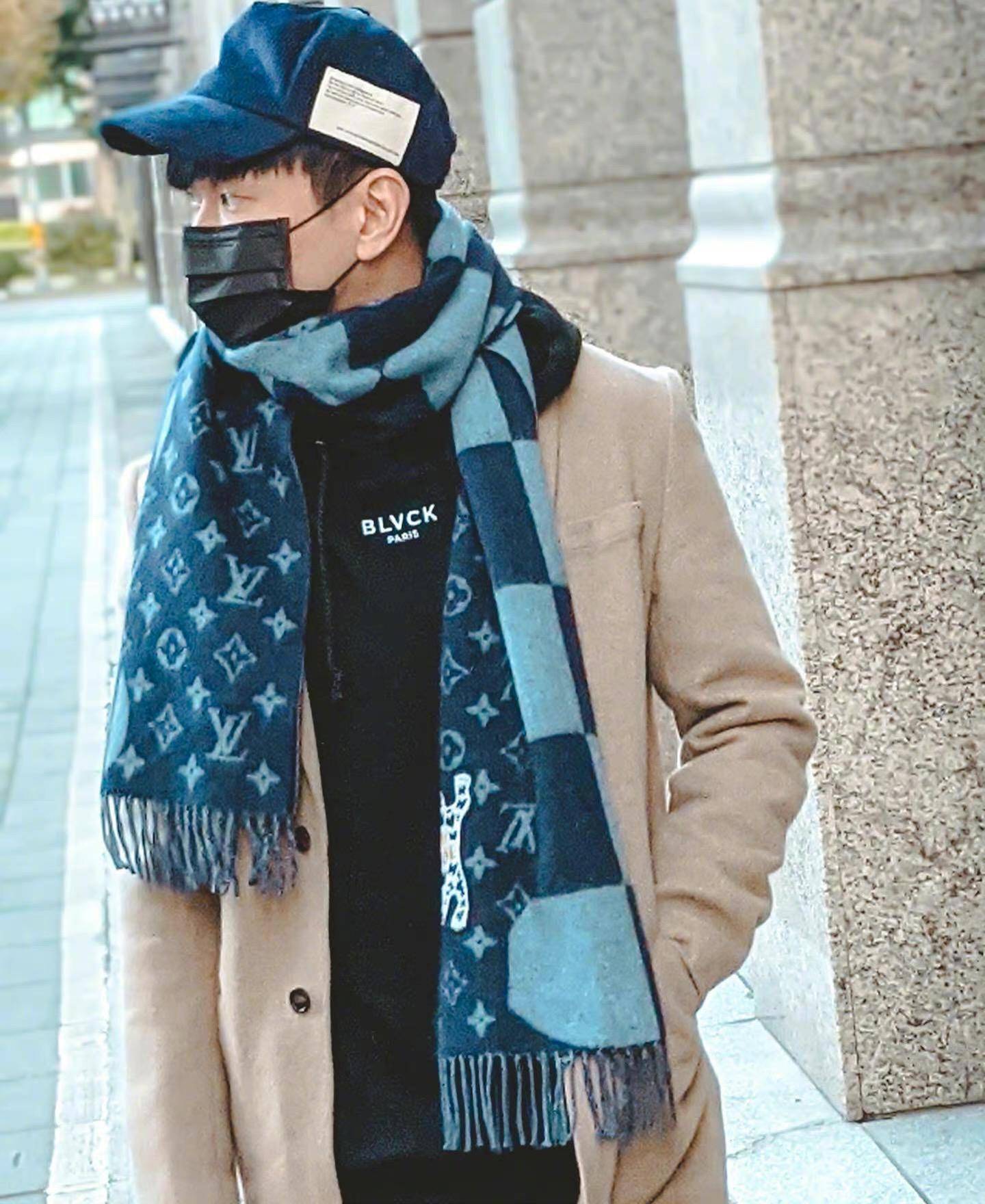 品牌|林俊杰久违晒动态，街拍造型休闲减龄，大牌围巾活力抢眼