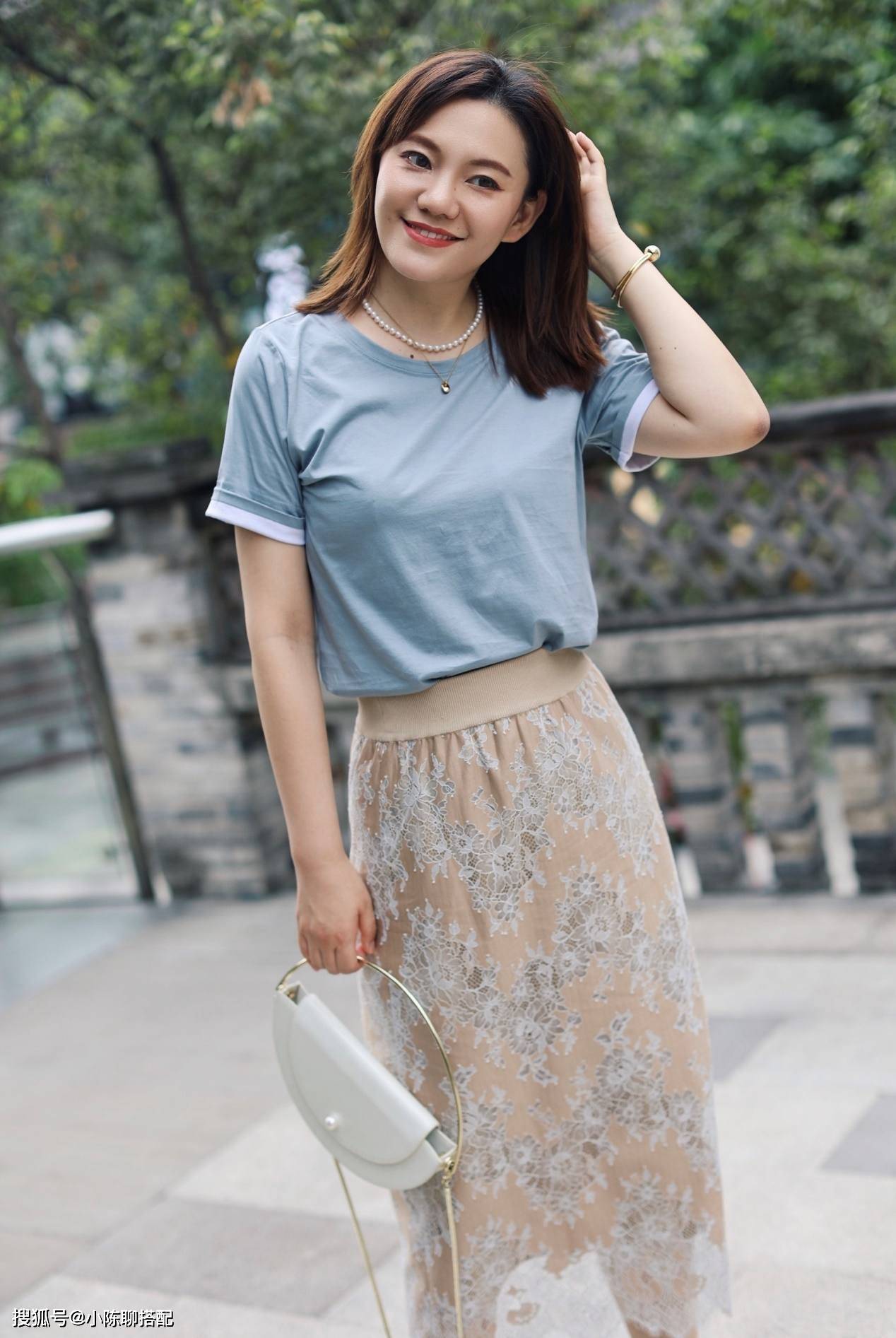 爱美|人之中年却撑不起气质感，五官的平淡穿什么都显廉价，这三招助你