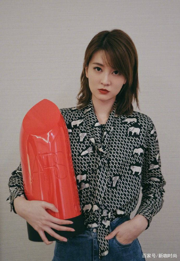 休闲风|乔欣越长越显嫩？18张风格各异美照，肤白貌美似少女