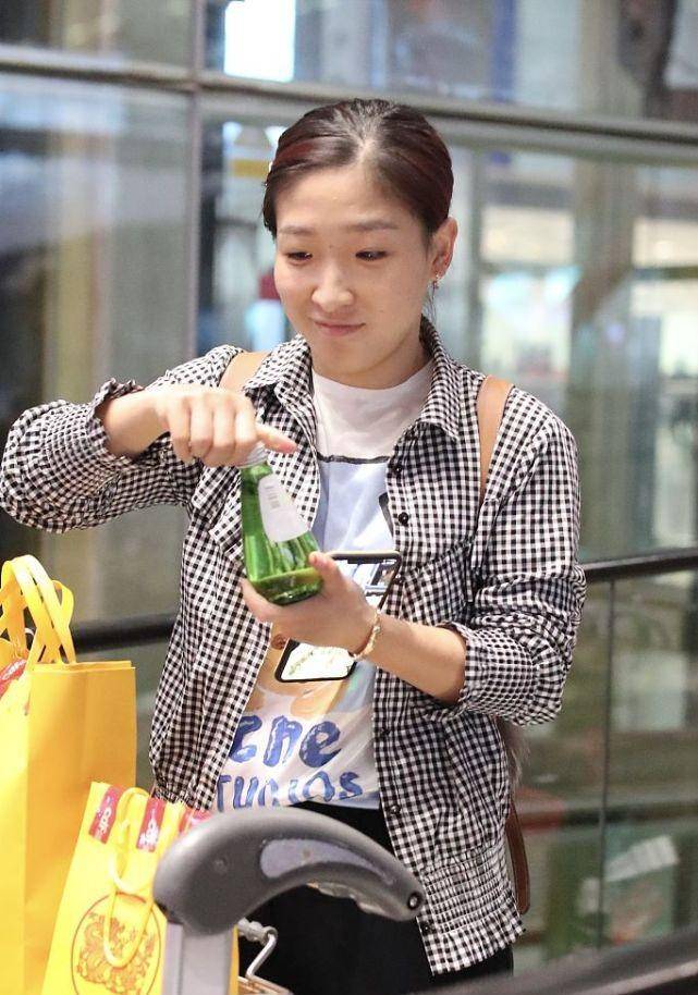 服装|刘诗雯轻蔑一笑真有魅力,私下不拘小节,穿“保姆装”很接地气