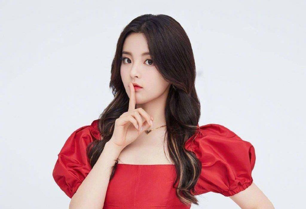 超越|杨超越撞衫古力娜扎,同穿红色连衣裙,谁的颜值更胜一筹