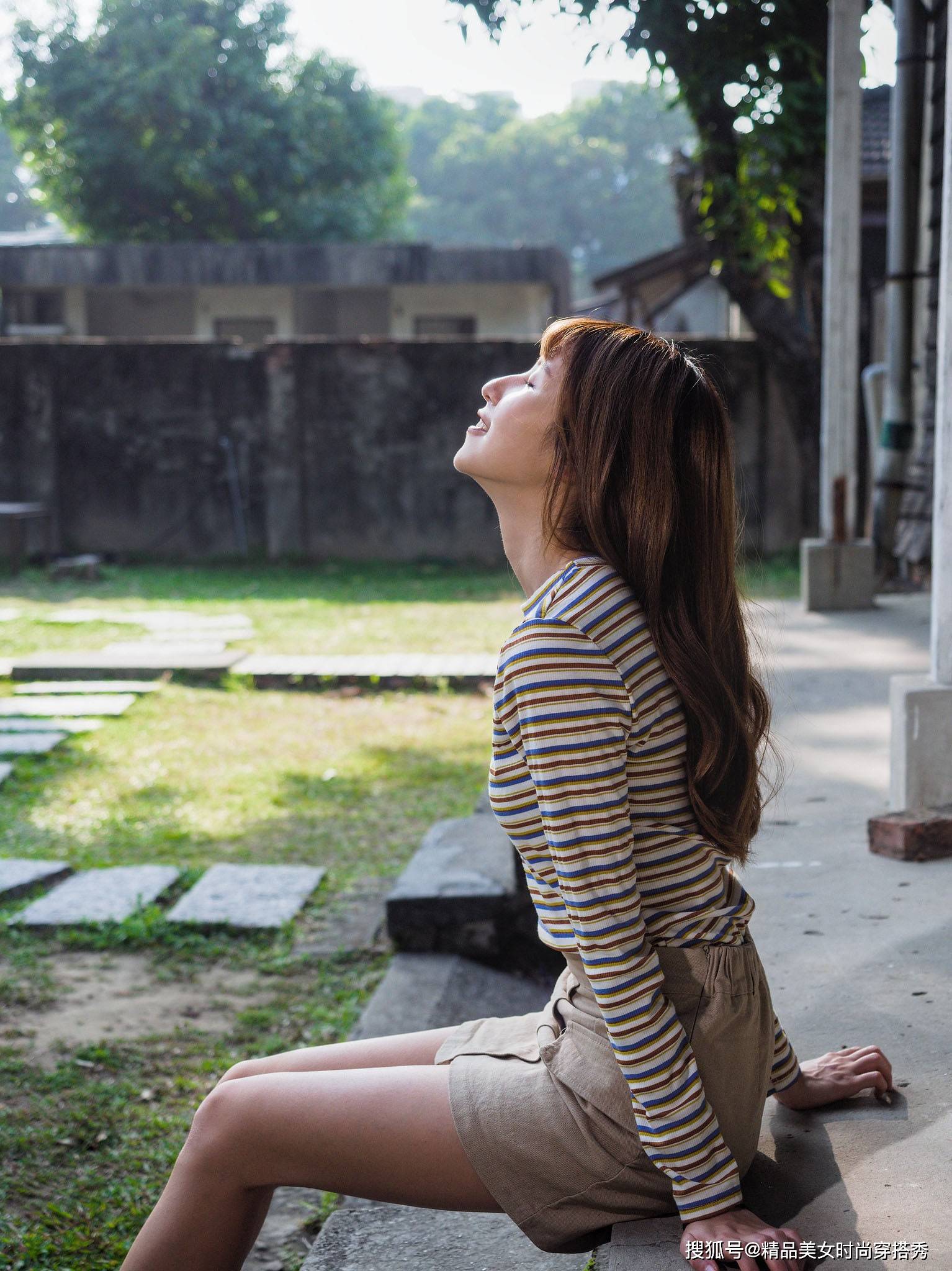 展现大|小个子女生夏天穿“条纹衫”，搭配高装袜，休闲又潮范十足