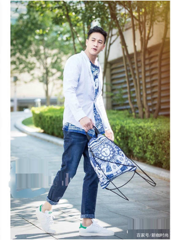 米色|何润东也“变大叔”?穿绅士西服却搭配雨靴,发际线太显龄