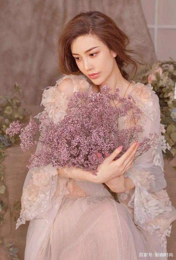 样式|刘翔前妻美得不像话！吊带白裙搭波浪披肩发，这神仙颜值我爱了