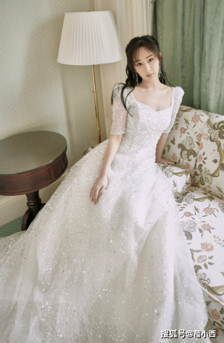 小洞|杨紫在国外看秀美出新高度，穿印花连衣裙领口开个小洞，气质惊艳