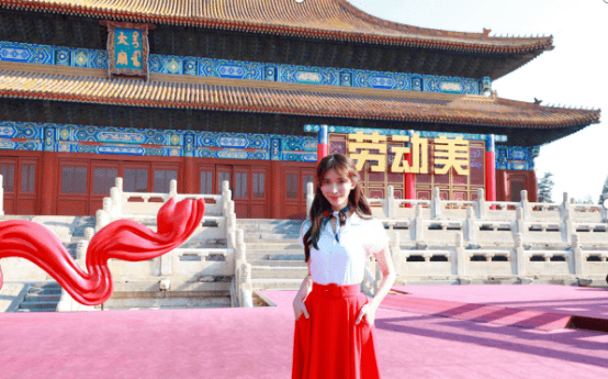 场合|林志玲在故宫太会穿,白色短袖衬衫配半身裙,戴丝巾端庄优雅