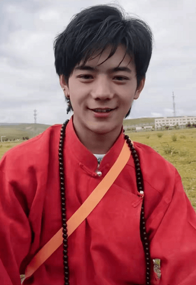 民族|丁真骑白马上街超有排面!穿藏袍举国旗意气风发,笑容好有感染力