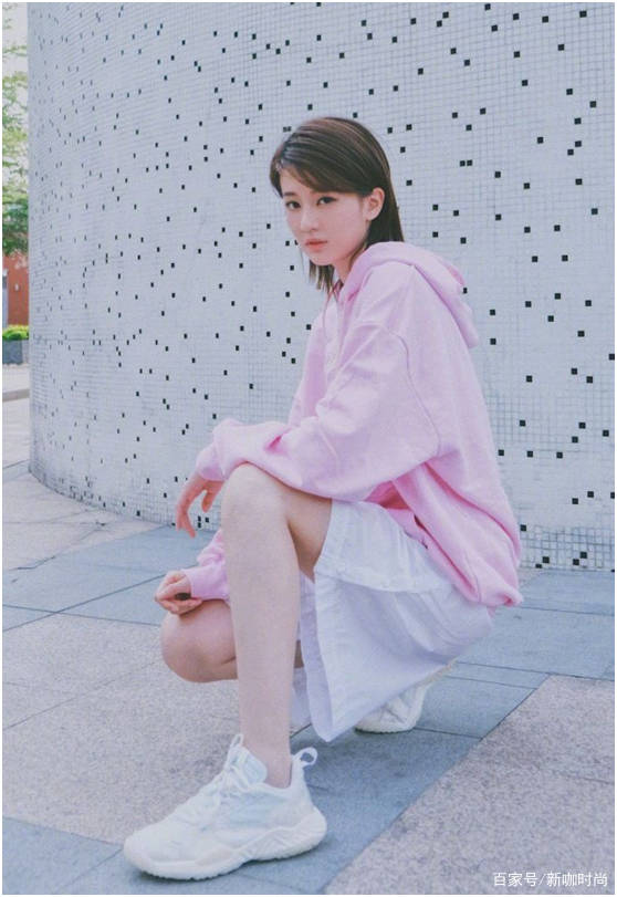 休闲风|乔欣越长越显嫩？18张风格各异美照，肤白貌美似少女