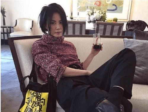 头巾|王菲不愧是潇洒天后，穿补丁裤一身朴素打扮去旅游，包头巾好个性