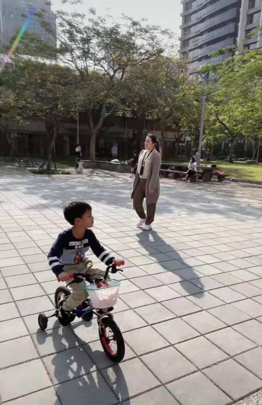 卫衣当|汪小菲不再独宠女儿！带儿子出门卫衣当围巾戴，4岁儿子太像大S