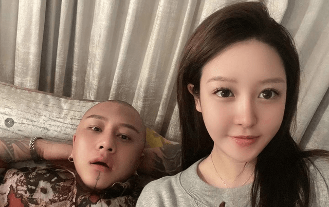 网红老方丈媳妇讲述恋爱往事,直播间哭了起来,因单亲被父亲反对!_平台